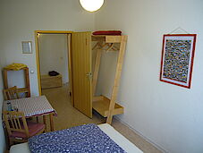 Zimmer 1 mit 140cm breitem Massivholzebett. Als Einzelzimmer oder kleines Doppelzimmer.
