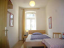 Zimmer 1 mit 140cm breitem Massivholzebett. Als Einzelzimmer oder kleines Doppelzimmer.